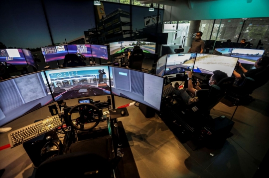 Sensasi Adu Kecepatan di Alat Simulator Balap