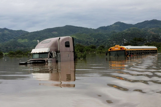 Badai Eta Ubah Jalan di Honduras Seperti Sungai