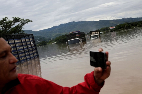 Badai Eta Ubah Jalan di Honduras Seperti Sungai