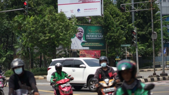 Spanduk Imam FPI Rizieq Shihab Bertebaran Jelang Kedatangan