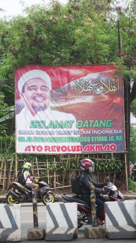 Spanduk Imam FPI Rizieq Shihab Bertebaran Jelang Kedatangan