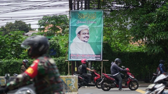 Spanduk Imam FPI Rizieq Shihab Bertebaran Jelang Kedatangan