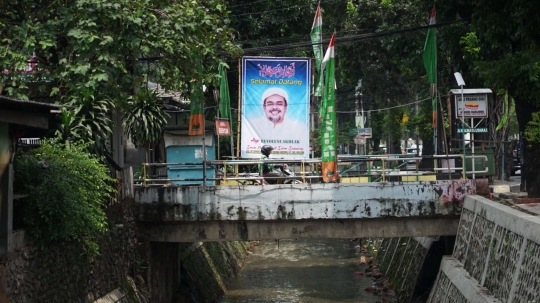 Spanduk Imam FPI Rizieq Shihab Bertebaran Jelang Kedatangan