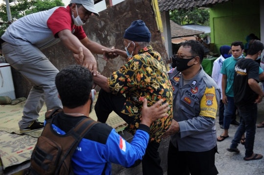 Warga Lereng Merapi Mengungsi di Bilik Kayu