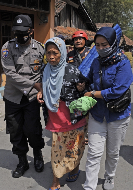 Warga Lereng Merapi Mengungsi di Bilik Kayu