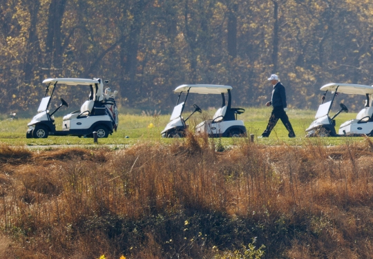 Donald Trump Asyik Main Golf di Tengah Kemenangan Joe Biden