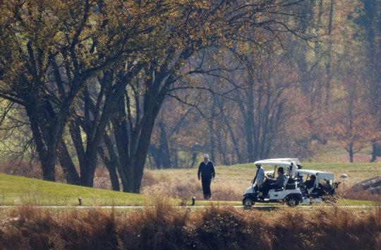 Donald Trump Asyik Main Golf di Tengah Kemenangan Joe Biden