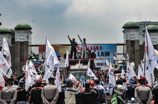 Massa Buruh Geruduk Gedung DPR Tuntut UU Cipta Kerja Dibatalkan