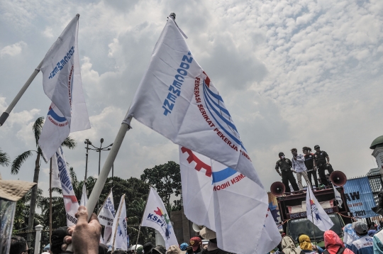 Massa Buruh Geruduk Gedung DPR Tuntut UU Cipta Kerja Dibatalkan