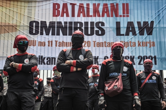 Massa Buruh Geruduk Gedung DPR Tuntut UU Cipta Kerja Dibatalkan