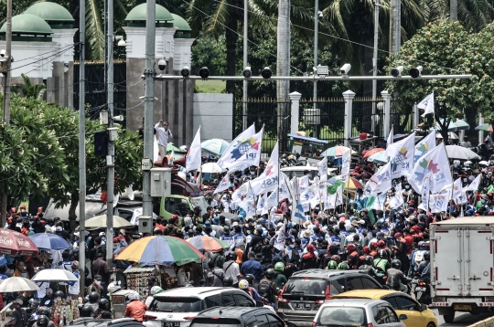 Massa Buruh Geruduk Gedung DPR Tuntut UU Cipta Kerja Dibatalkan