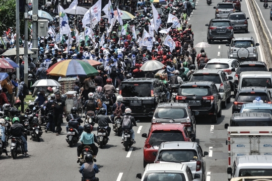 Massa Buruh Geruduk Gedung DPR Tuntut UU Cipta Kerja Dibatalkan