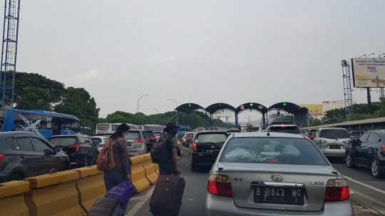 Imbas Macet, Penumpang Pesawat Terpaksa Jalan Kaki ke Bandara Soekarno-Hatta