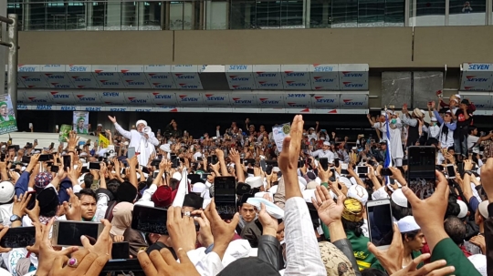 Habib Rizieq Sapa Ribuan Simpatisan yang Padati Bandara Soekarno-Hatta