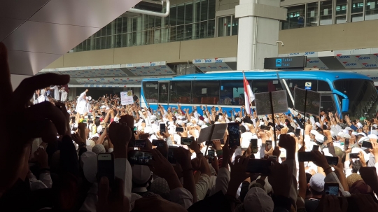 Habib Rizieq Sapa Ribuan Simpatisan yang Padati Bandara Soekarno-Hatta