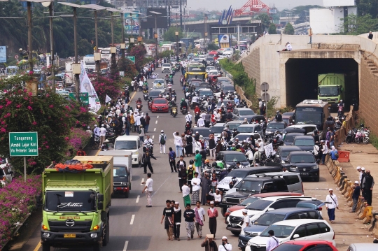 Suasana Tol Bandara Soekarno-Hatta Dipenuhi Simpatisan Rizieq Shihab