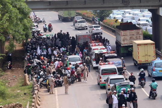 Suasana Tol Bandara Soekarno-Hatta Dipenuhi Simpatisan Rizieq Shihab