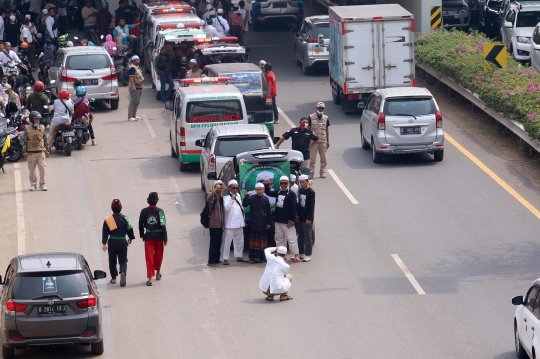 Suasana Tol Bandara Soekarno-Hatta Dipenuhi Simpatisan Rizieq Shihab