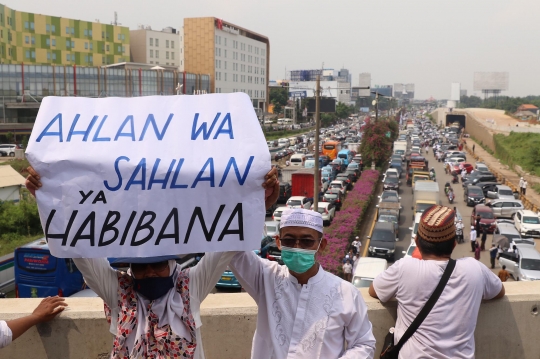 Suasana Tol Bandara Soekarno-Hatta Dipenuhi Simpatisan Rizieq Shihab