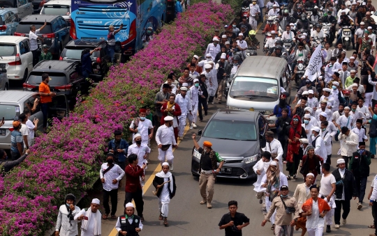 Ribuan Simpatisan Kawal Rizieq Shihab ke Petamburan