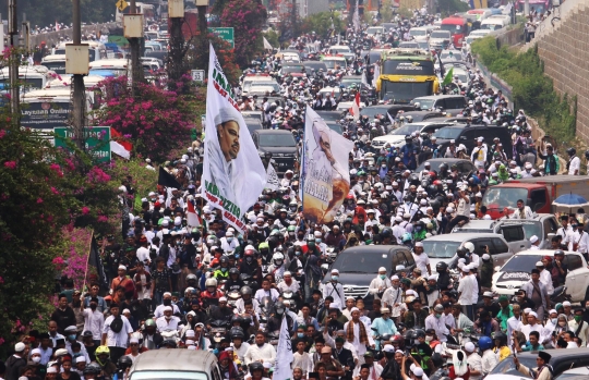 Ribuan Simpatisan Kawal Rizieq Shihab ke Petamburan