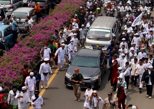 Ribuan Simpatisan Kawal Rizieq Shihab ke Petamburan
