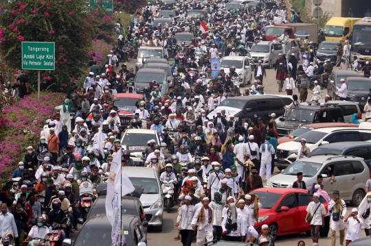 Ribuan Simpatisan Kawal Rizieq Shihab ke Petamburan