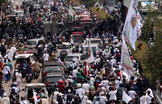 Ribuan Simpatisan Kawal Rizieq Shihab ke Petamburan