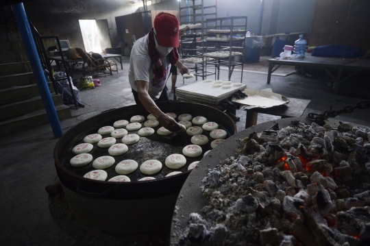 Menengok Pembuatan Kue Bulan Khas Tionghoa