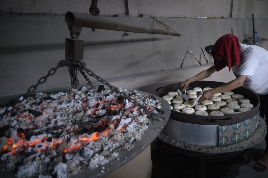 Menengok Pembuatan Kue Bulan Khas Tionghoa