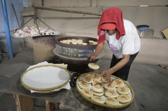 Menengok Pembuatan Kue Bulan Khas Tionghoa