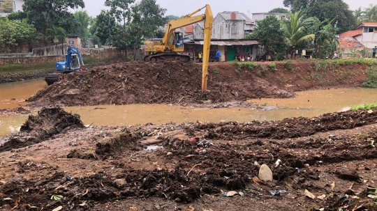 Alat Berat Perlebar Kali Krukut