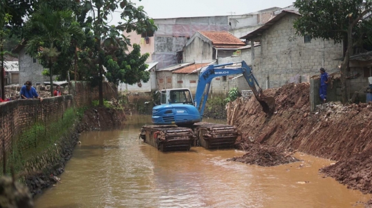 Alat Berat Perlebar Kali Krukut