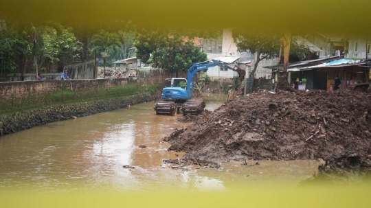 Alat Berat Perlebar Kali Krukut