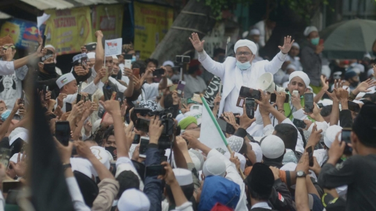 Tiba di Petamburan, Imam Besar FPI Rizieq Shihab Diarak dan Acungi Jempol