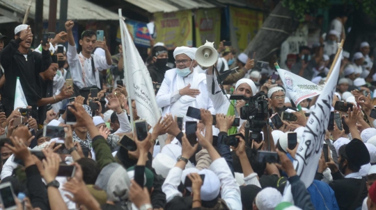 Tiba di Petamburan, Imam Besar FPI Rizieq Shihab Diarak dan Acungi Jempol