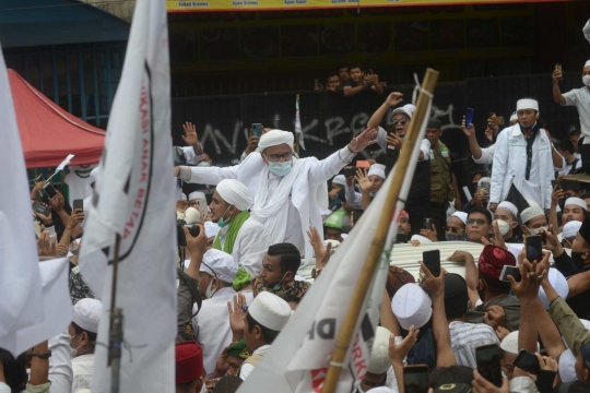 Tiba di Petamburan, Imam Besar FPI Rizieq Shihab Diarak dan Acungi Jempol