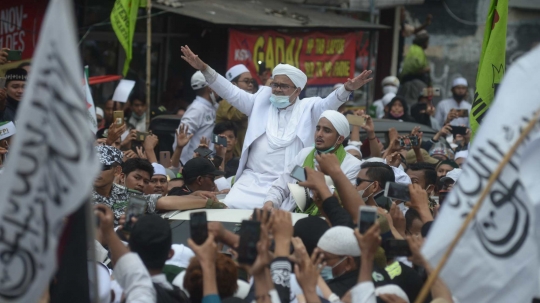 Tiba di Petamburan, Imam Besar FPI Rizieq Shihab Diarak dan Acungi Jempol