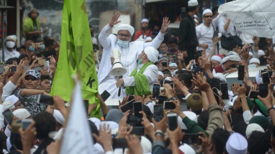 Tiba di Petamburan, Imam Besar FPI Rizieq Shihab Diarak dan Acungi Jempol