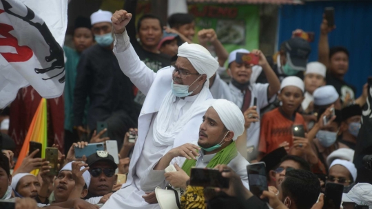 Tiba di Petamburan, Imam Besar FPI Rizieq Shihab Diarak dan Acungi Jempol