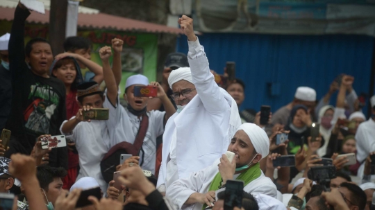 Tiba di Petamburan, Imam Besar FPI Rizieq Shihab Diarak dan Acungi Jempol