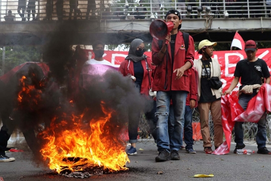 Peringati Hari Pahlawan, Mahasiswa Tuntut Pencabutan Pengesahan UU Cipta Kerja