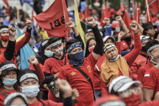 Ratusan Buruh Kembali Tolak UU Cipta Kerja di Patung Kuda