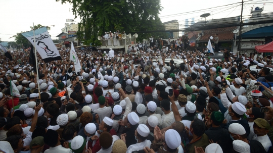 Ribuan Simpatisan Kawal Kepulangan Imam Besar FPI Rizieq Shihab