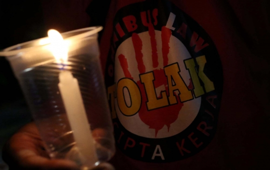 Aksi Lilin Tolak Pengesahan Omnibus Law UU Cipta Kerja