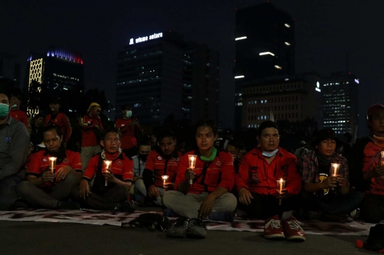 Aksi Lilin Tolak Pengesahan Omnibus Law UU Cipta Kerja