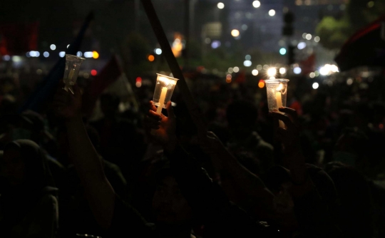 Aksi Lilin Tolak Pengesahan Omnibus Law UU Cipta Kerja