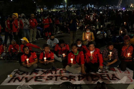 Aksi Lilin Tolak Pengesahan Omnibus Law UU Cipta Kerja