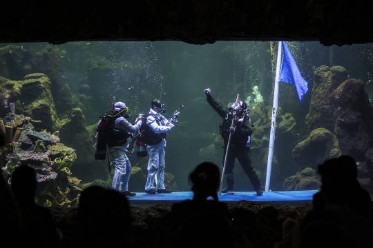 Penyelam Sea World Pentaskan Drama Teatrikal di Hari Pahlawan