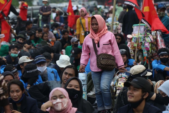 Mengais Rezeki di Antara Aksi Unjuk Rasa